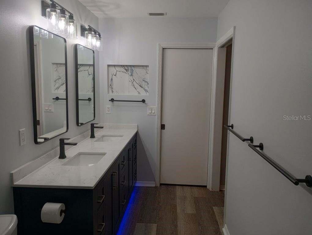 6812 Arbor Oaks Drive Bradenton, FL 34209 - Photo 21 of 29 a bathroom with a double vanity sink and mirror