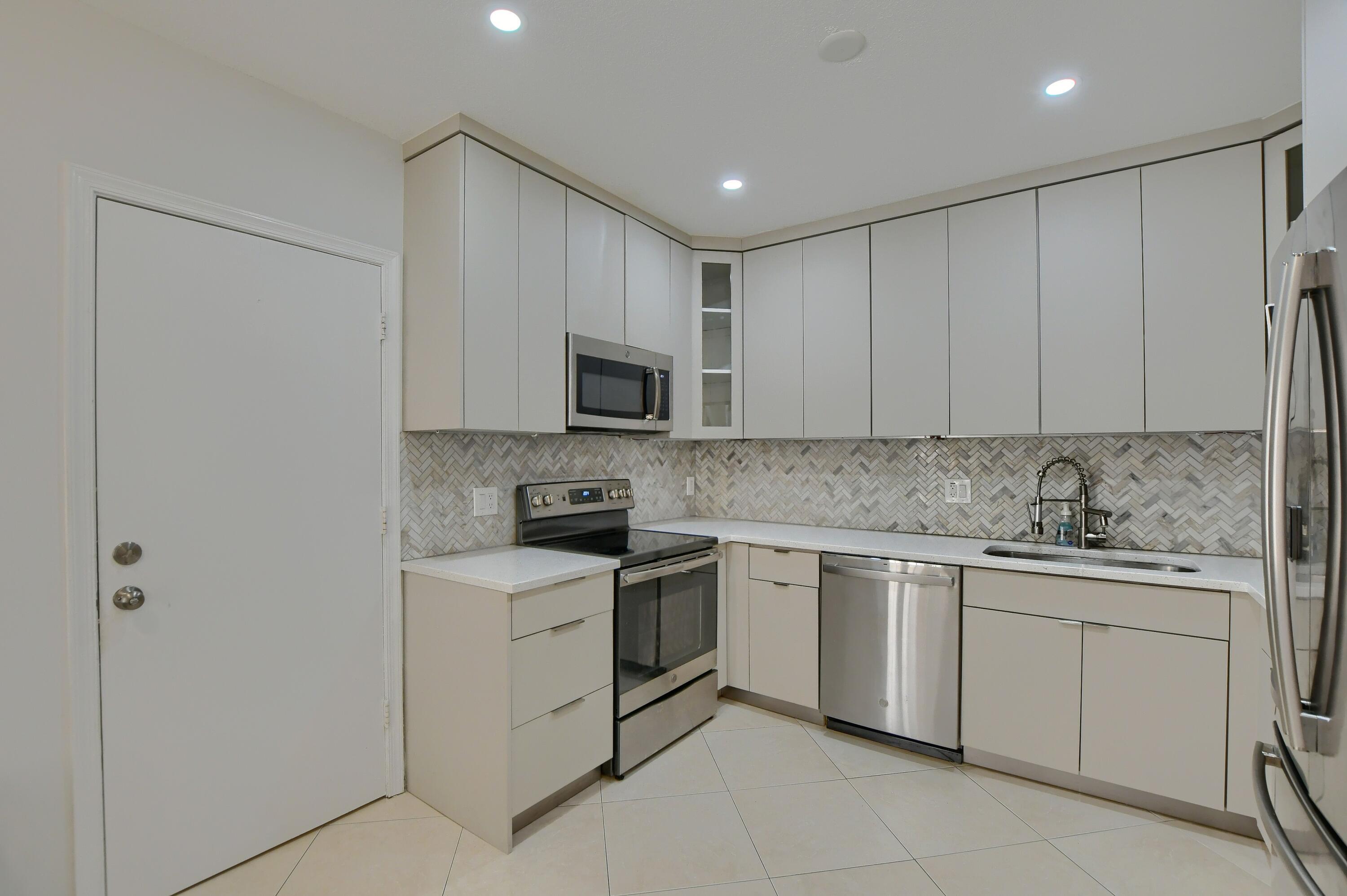 23061 Aqua View, Unit 6 Boca Raton, FL 33433 - Photo 4 of 29 20220802013723559454000000-o