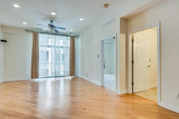 $1,975 | 2035 South Indiana Avenue, Unit 404, Chicago, IL 60616