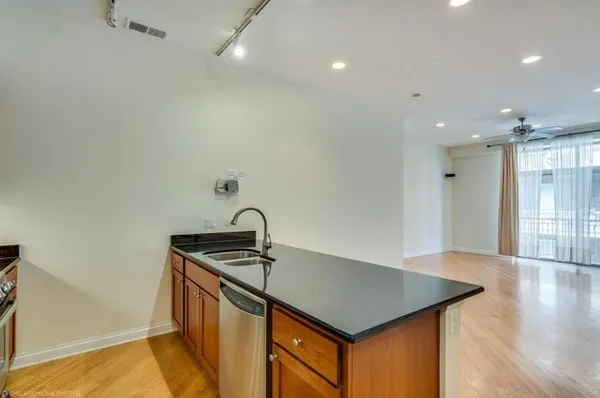 $1,975 | 2035 South Indiana Avenue, Unit 404, Chicago, IL 60616