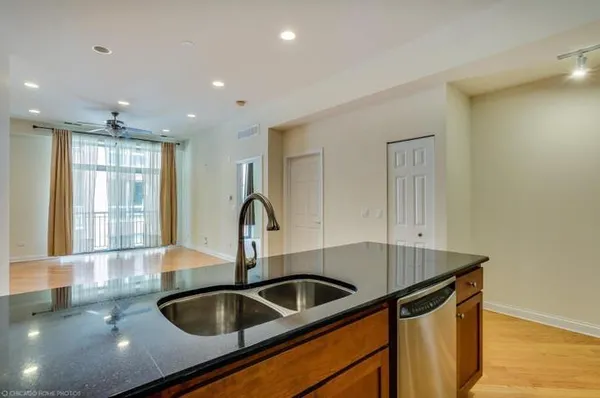 $1,975 | 2035 South Indiana Avenue, Unit 404, Chicago, IL 60616