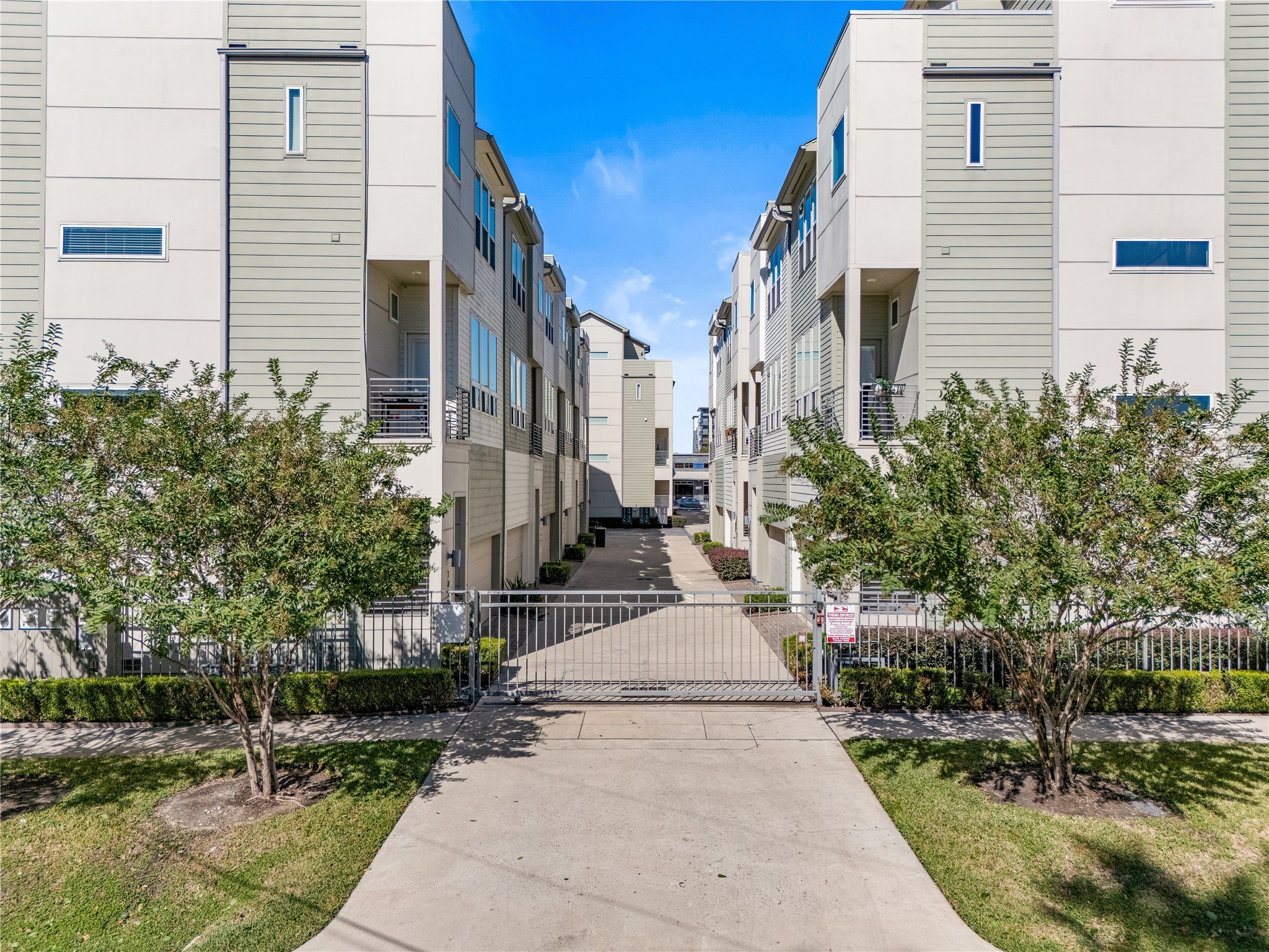 1013 West 17th Street Houston, TX 77008 - Photo 2 of 26 a view of a white building among the street