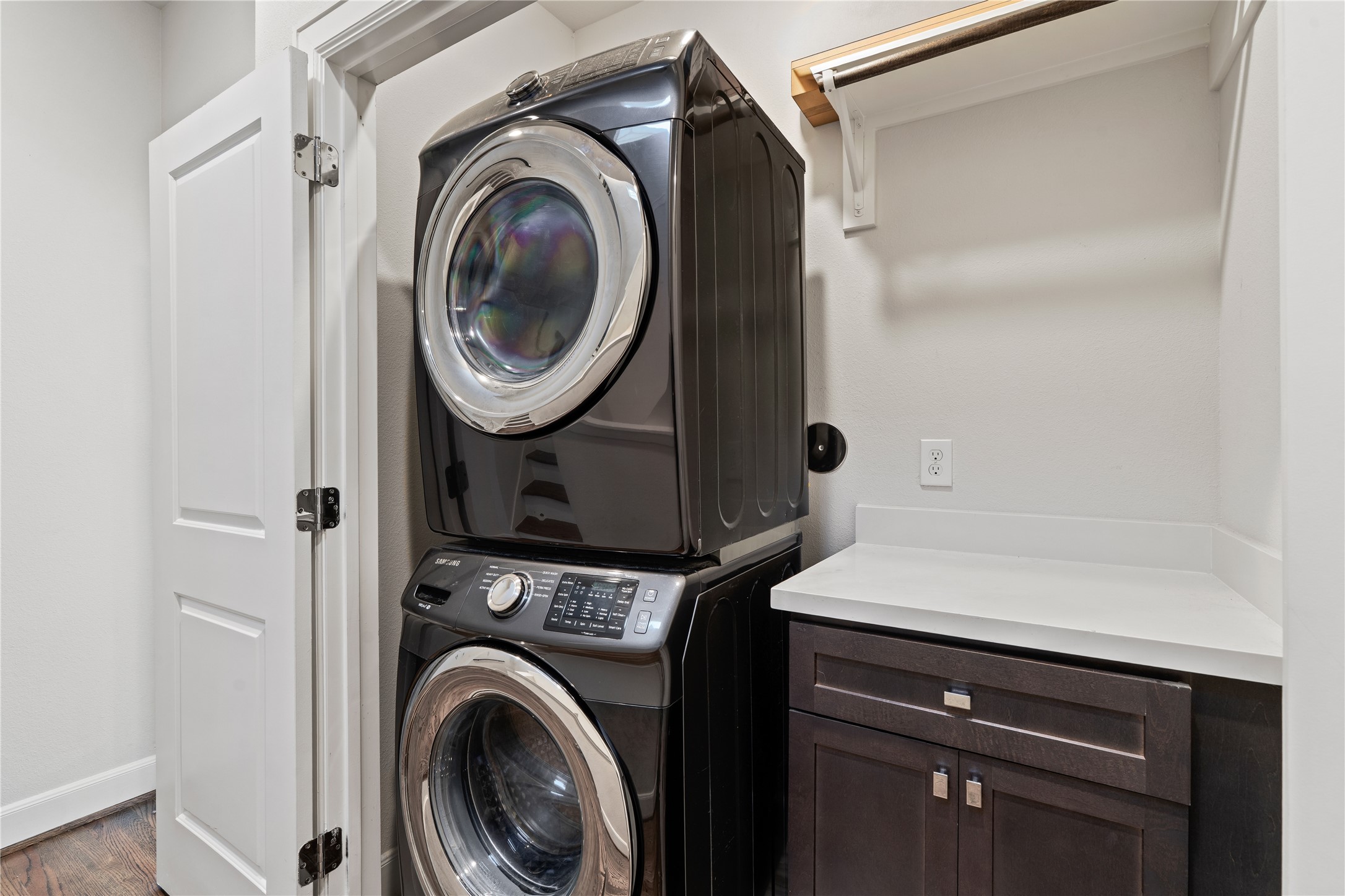 1013 West 17th Street Houston, TX 77008 - Photo 24 of 26 a utility room with dryer and washer