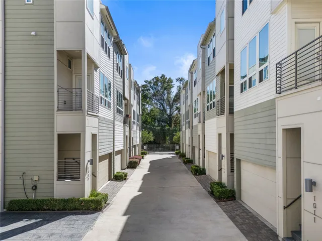 a view of a pathway along the path of a building