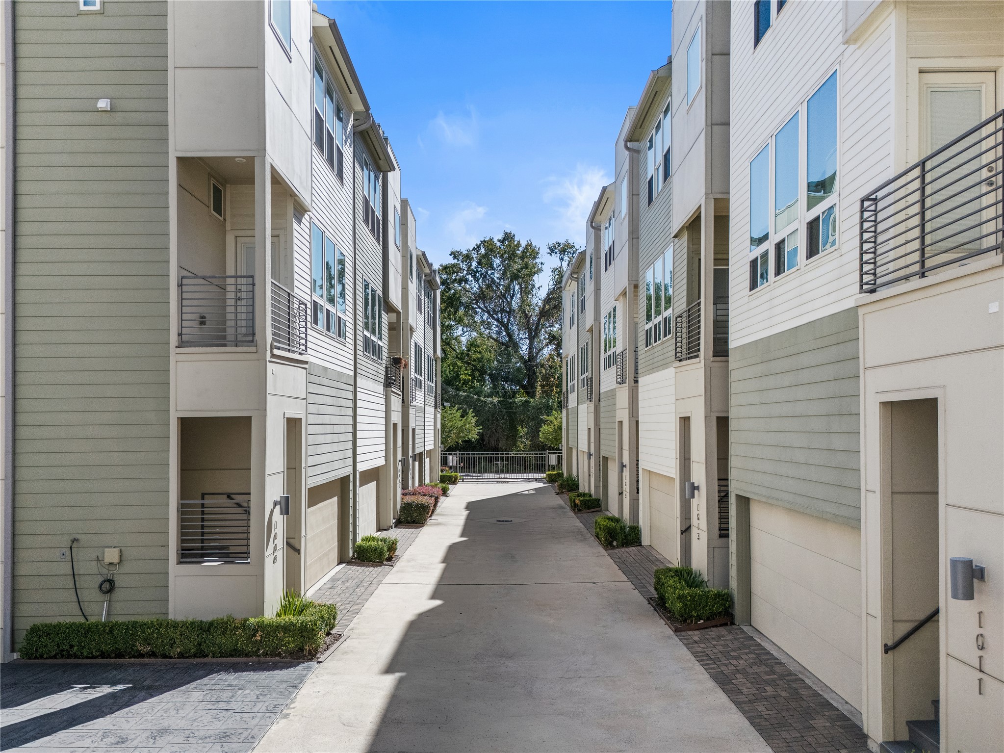 1013 West 17th Street Houston, TX 77008 - Photo 3 of 26 a view of a pathway along the path of a building