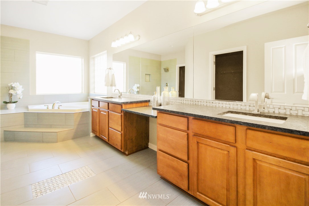 27640 Maple Ridge Way Southeast Maple Valley, WA 98038 - Photo 17 of 25
