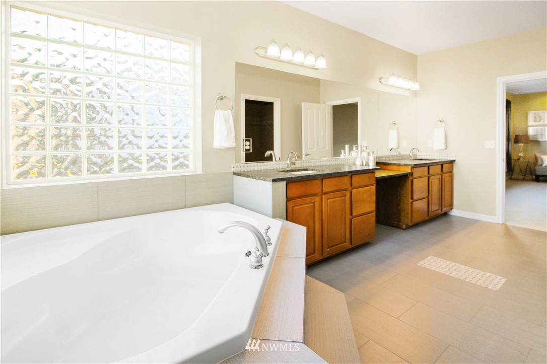 27640 Maple Ridge Way Southeast Maple Valley, WA 98038 - Photo 18 of 25