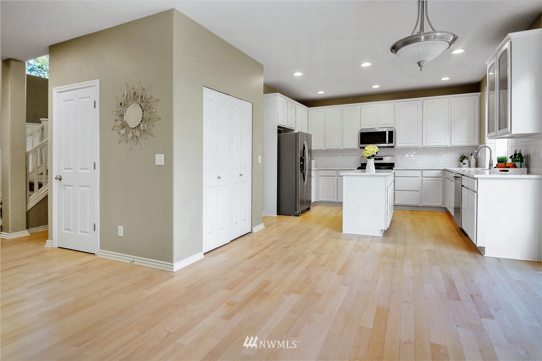 27640 Maple Ridge Way Southeast Maple Valley, WA 98038 - Photo 5 of 25