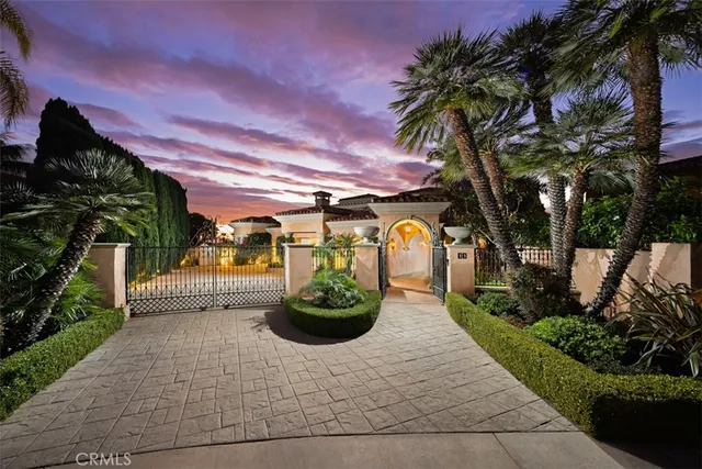 a view of a back yard of the house