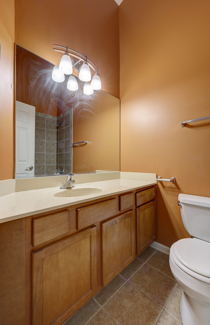 469 George Street Wood Dale, IL 60191 - Photo 15 of 24 a bathroom with a toilet sink and mirror