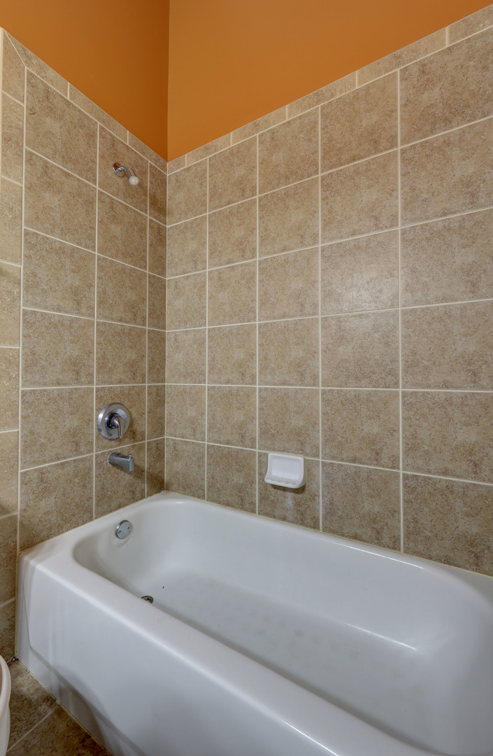 469 George Street Wood Dale, IL 60191 - Photo 16 of 24 a bathroom with a bath tub
