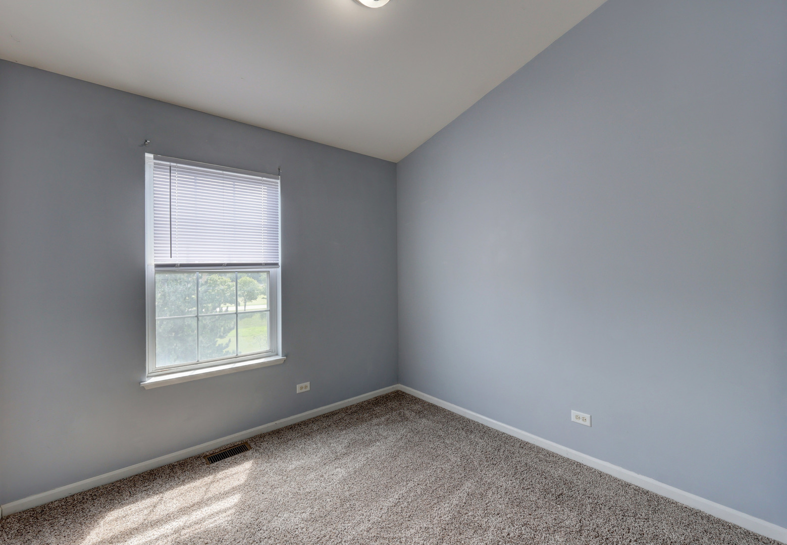 469 George Street Wood Dale, IL 60191 - Photo 17 of 24 an empty room with a window