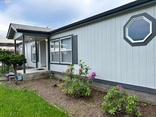 47520 Perkins Street Oakridge, OR 97463 - Photo 3 of 44 a front view of a house