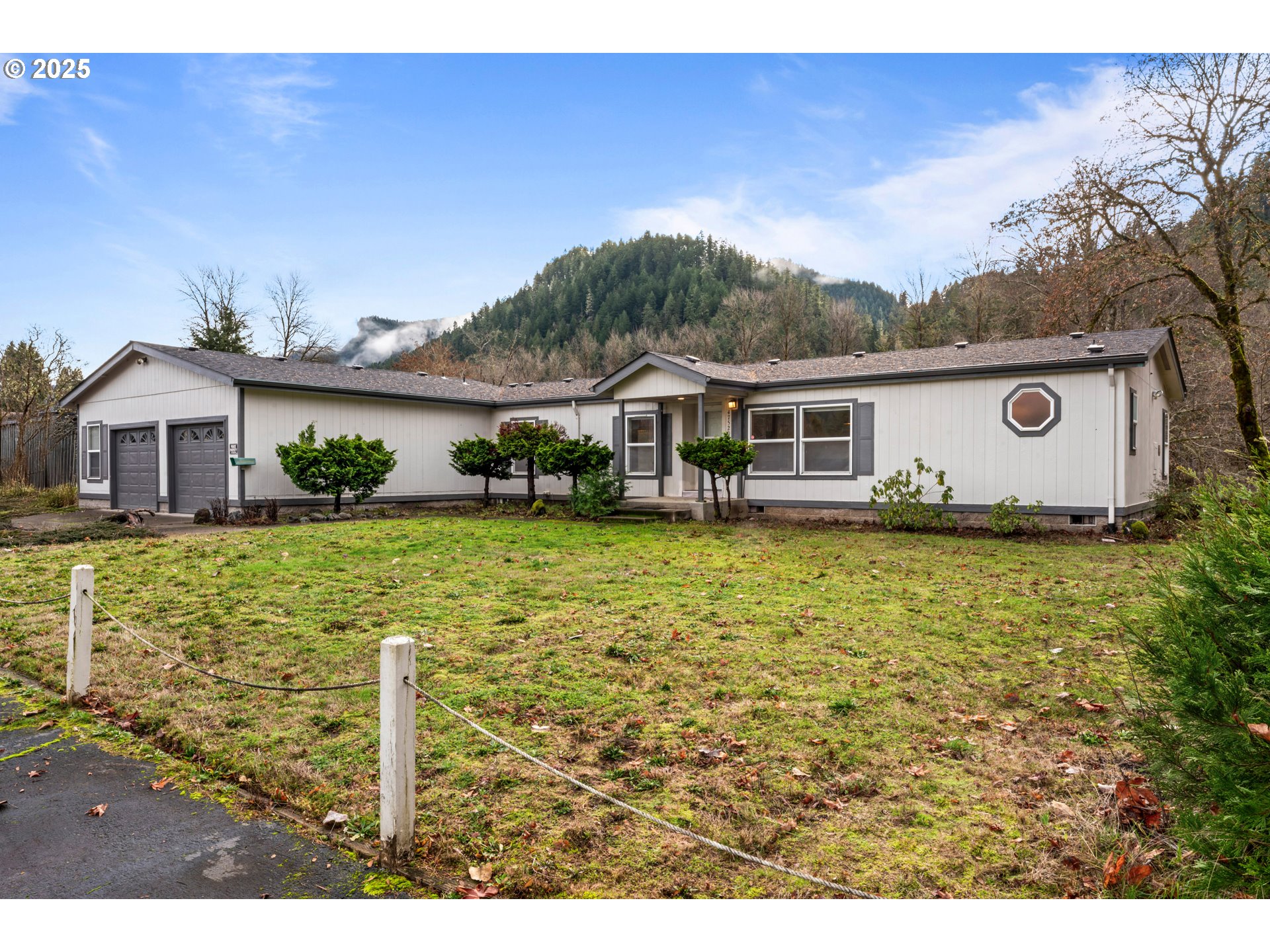 47520 Perkins Street Oakridge, OR 97463 - Photo 33 of 44 a front view of a house with garden