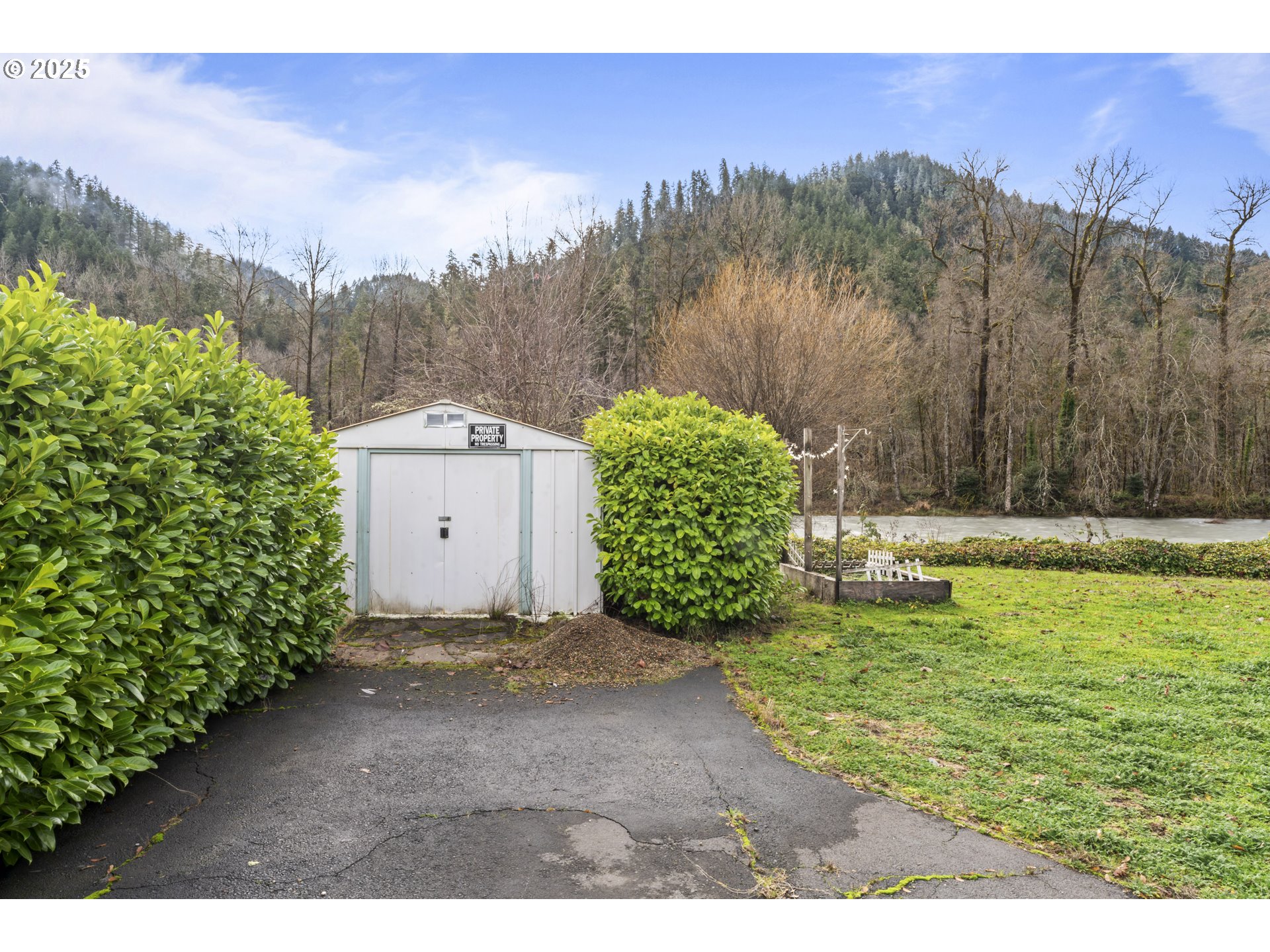 47520 Perkins Street Oakridge, OR 97463 - Photo 42 of 44 a view of a backyard