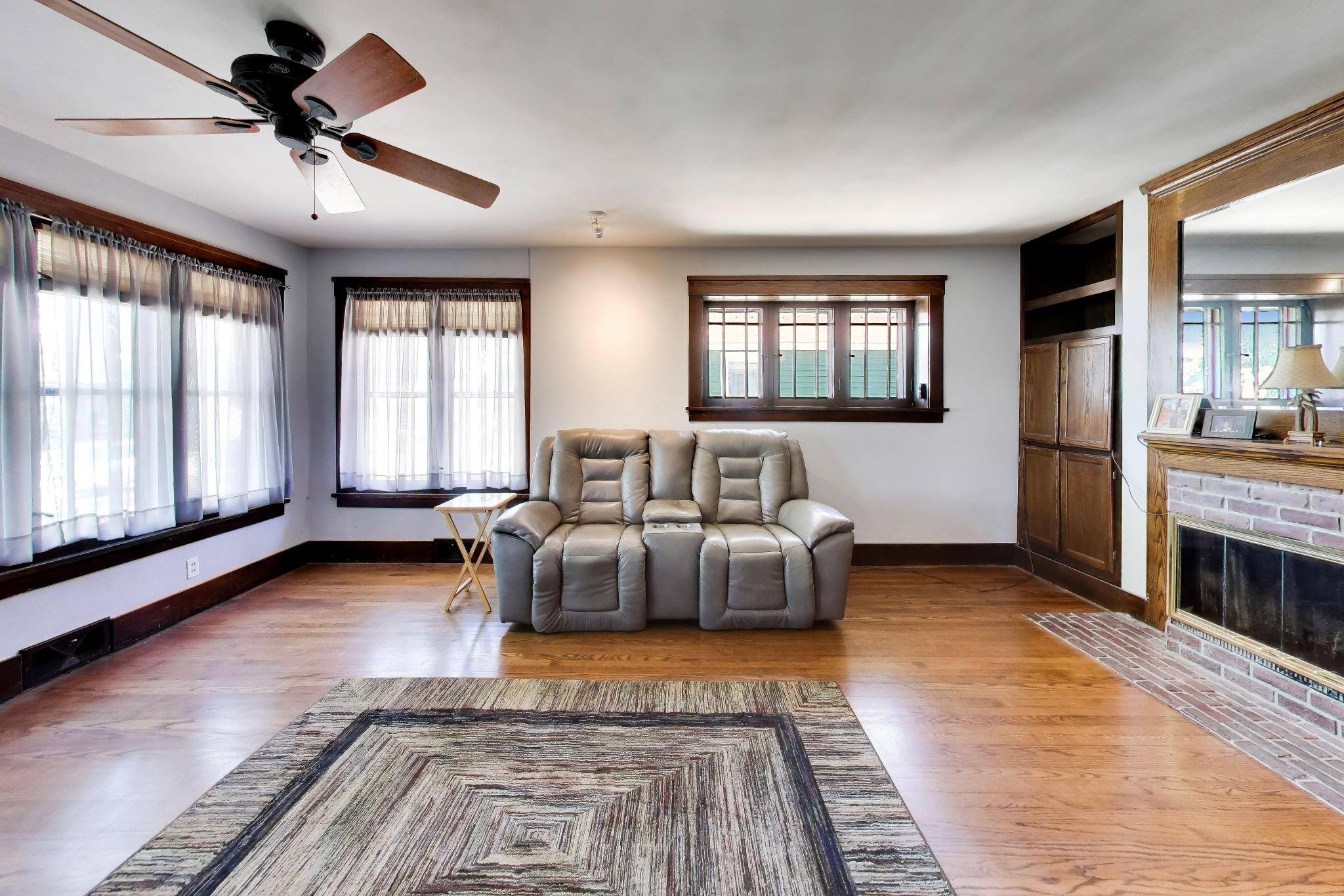 1429 College Avenue Racine, WI 53403 - Photo 5 of 42 Living Room