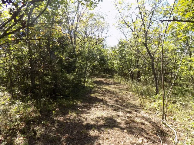 $476,000 | 2000 East E Road, Lacygne, KS 66040