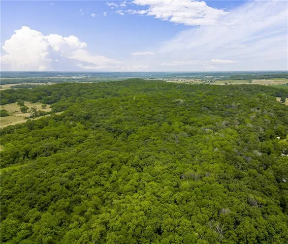 $476,000 | 2000 East E Road, Lacygne, KS 66040