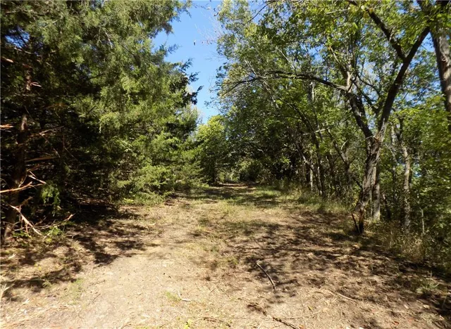 $476,000 | 2000 East E Road, Lacygne, KS 66040