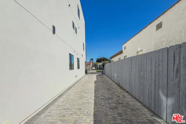 $4,125 | 1923 Carmona Avenue, Los Angeles, CA 90016
