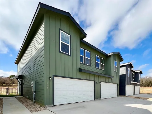 $1,995 | 3501 East Renfro Street, Unit 605, Burleson, TX 76028