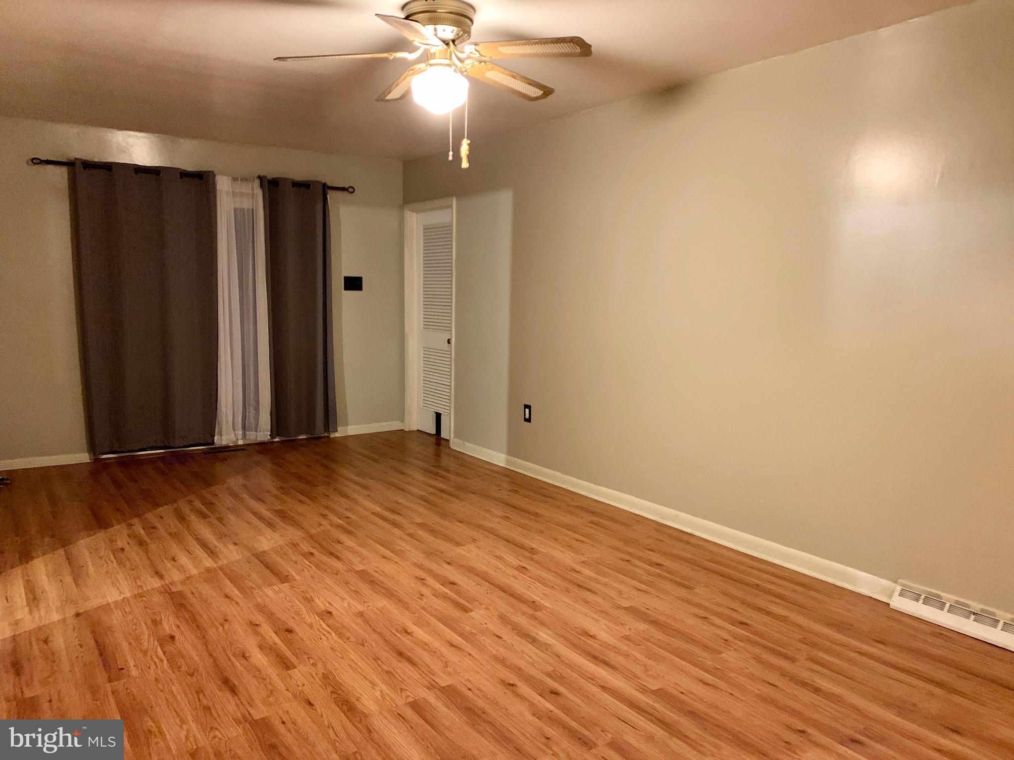 17 Fort Donelson Road Pennsville, NJ 08070 - Photo 12 of 24 family room with laminate flooring