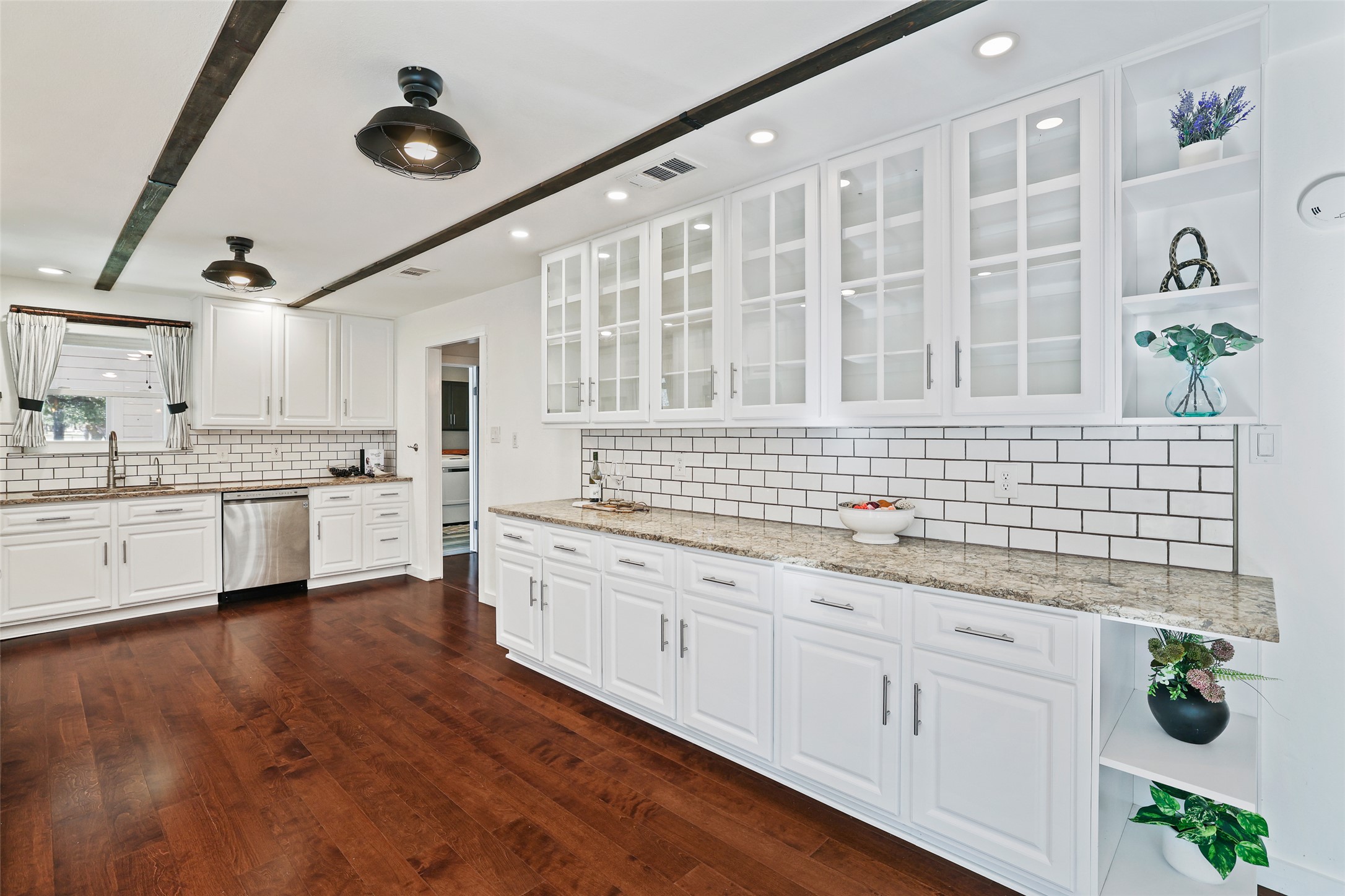 30309 Live Oak Trail Georgetown, TX 78633 - Photo 8 of 40 Tastefully Designed Kitchen.