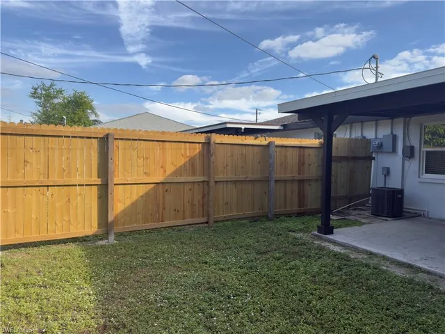 a view of a backyard