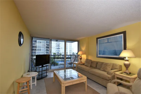 $2,500 | 525 North Ocean Boulevard, Unit 522, Pompano Beach, FL 33062