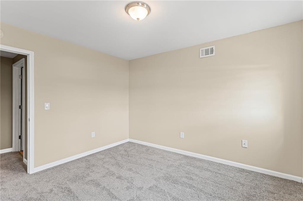 2815 Jane Street Pittsburgh, PA 15203 - Photo 34 of 42 an empty room with a workbench