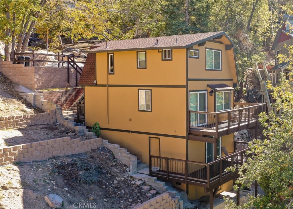 a view of a house with a tree