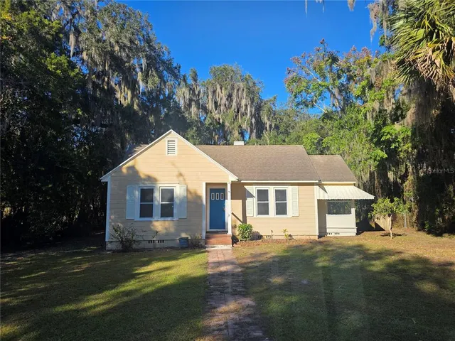 a view of a house with a yard