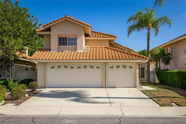 a view of a house with a yard and garage