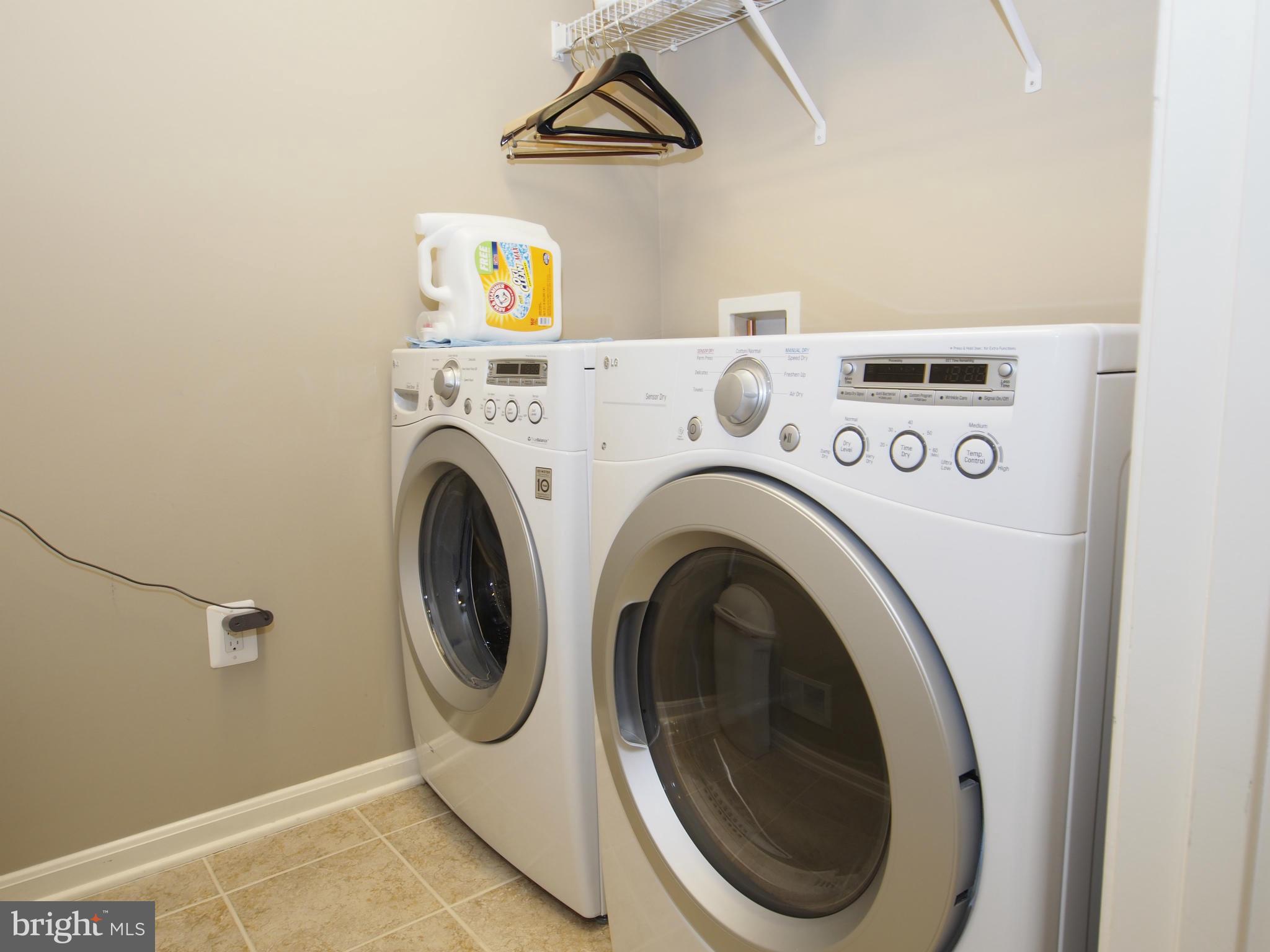25626 Pleasant Valley Road Chantilly, VA 20152 - Photo 10 of 29 Energy Efficient Front Loading Washer/Dryer