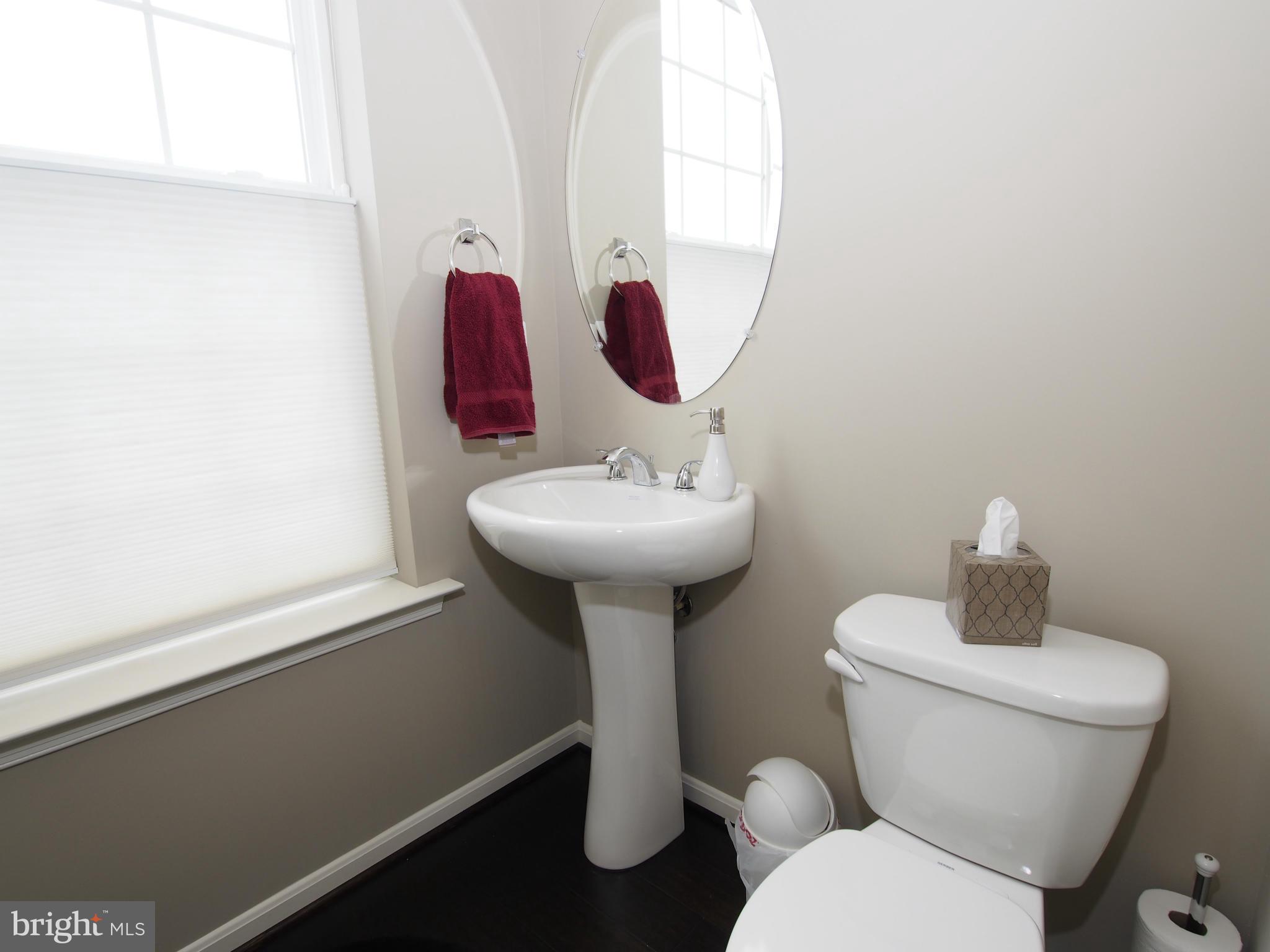 25626 Pleasant Valley Road Chantilly, VA 20152 - Photo 15 of 29 Main Level Powder Room