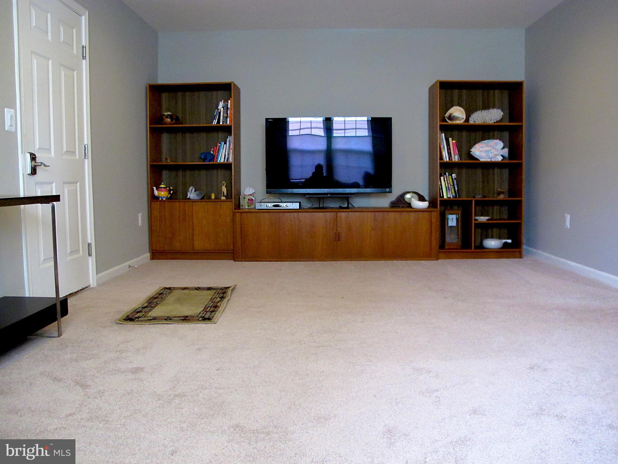 25626 Pleasant Valley Road Chantilly, VA 20152 - Photo 19 of 29 Family RoomLarge Family Rec Room 21 x 13