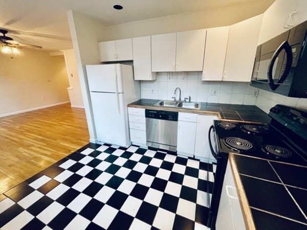 13 Thacher Street, Unit 4 Boston, MA 02113 - Photo 9 of 21