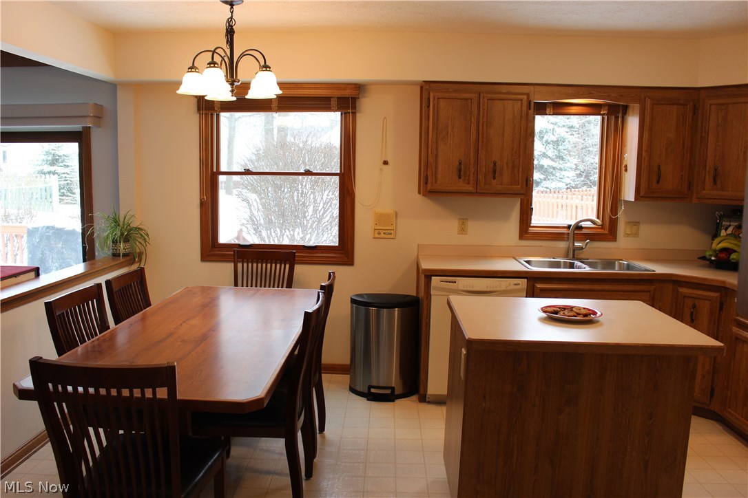 6639 Springdale Road Cleveland, OH 44130 - Photo 13 of 33