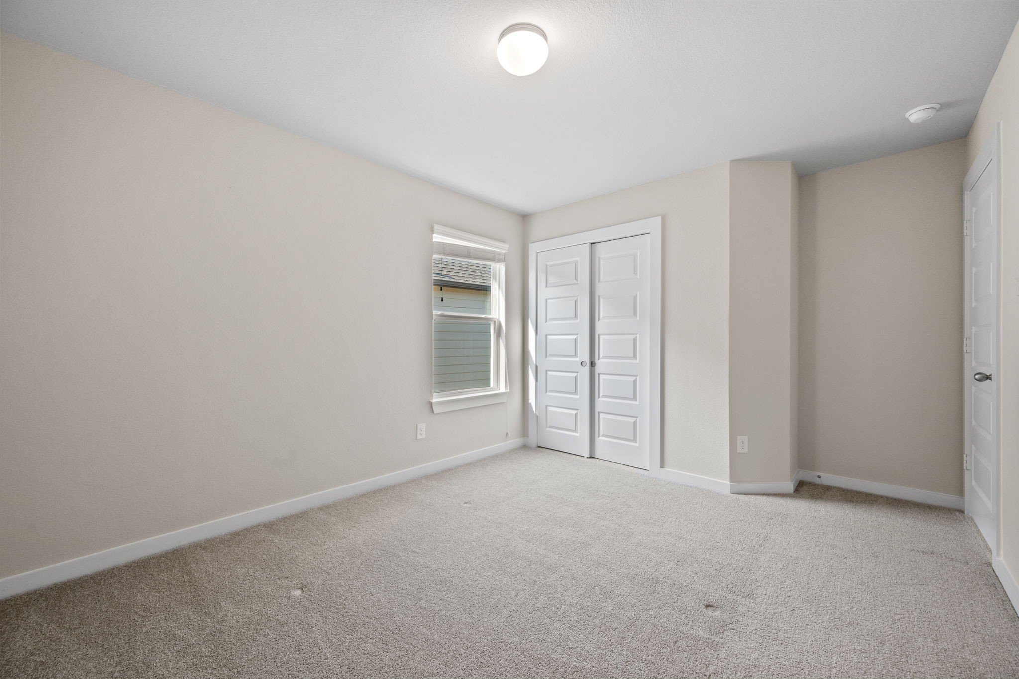 15666 Countesswells Drive Humble, TX 77346 - Photo 26 of 32 an empty room with windows and closet