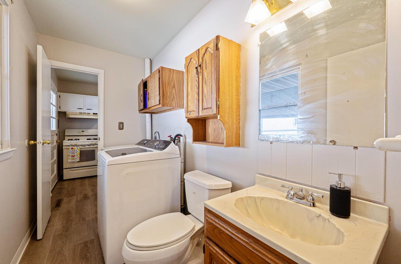 2905 Hillgate Road Columbus, OH 43207 - Photo 19 of 27 Half Bath/ Laundry