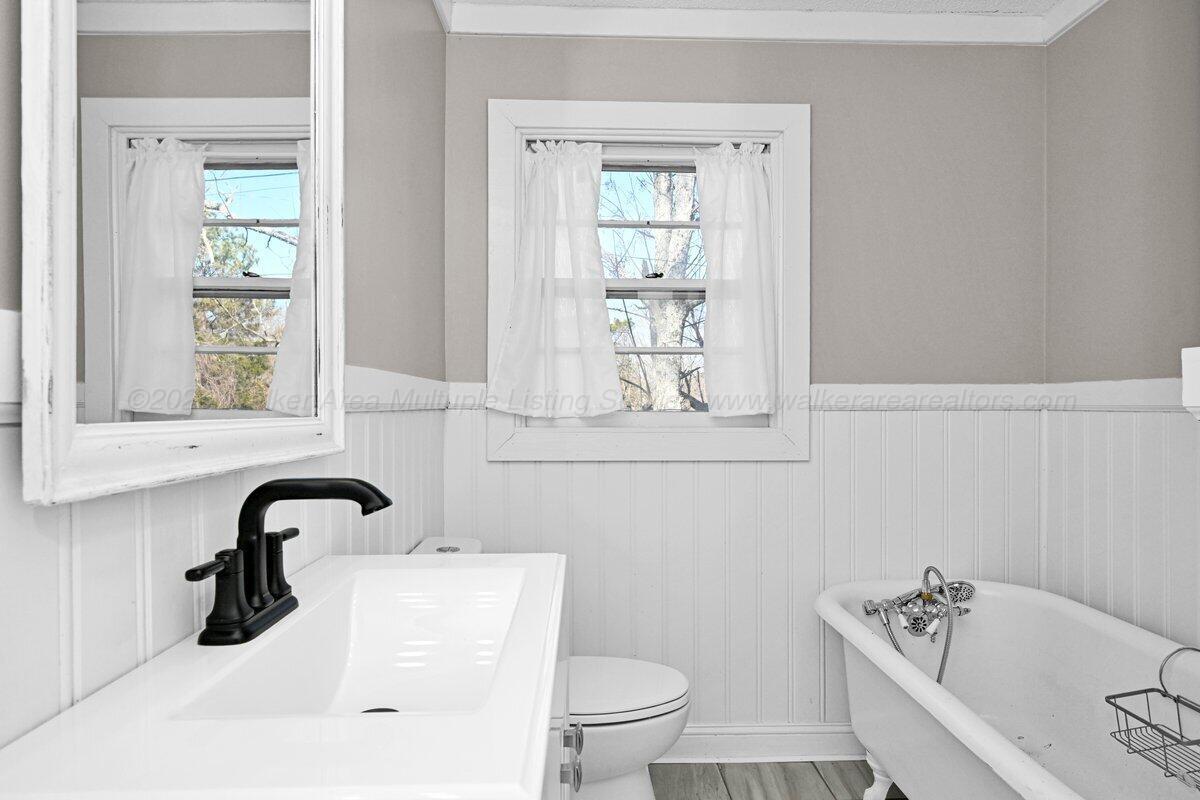 125 Highland Street Addison, AL 35540 - Photo 19 of 29 Full Bath with Clawfoot tub