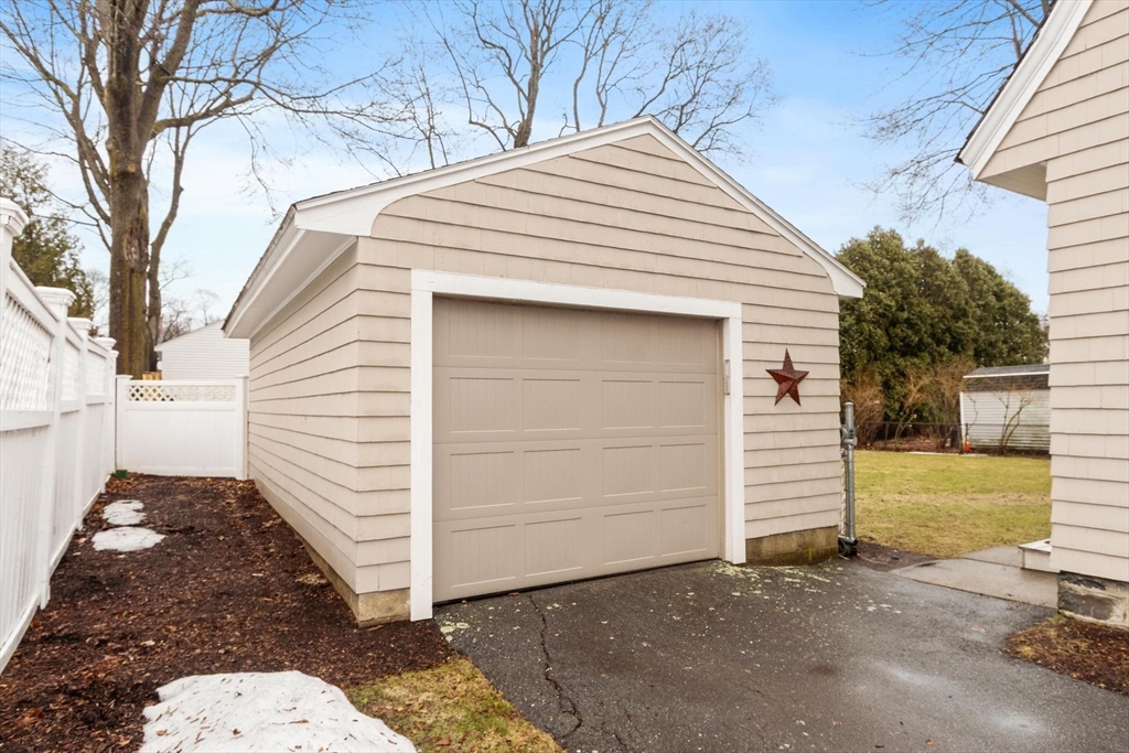 17 Carisbrooke Street Andover, MA 01810 - Photo 27 of 37