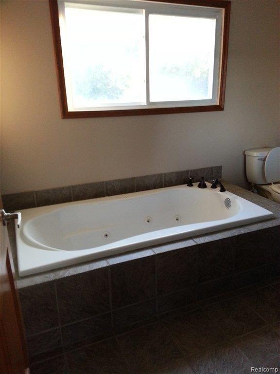 28460 Waltz Road New Boston, MI 48164 - Photo 10 of 13 Jacuzi tub in upper bathroom.jpg