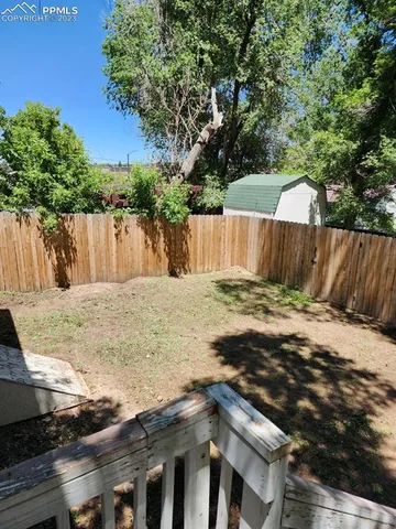 a view of a backyard
