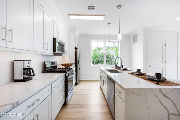 $4,000 | 298 Westwood Avenue, Unit 405, Long Branch, NJ 07740