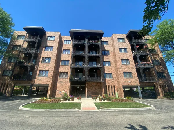 $275,000 | 9375 Landings Lane, Unit 504, Des Plaines, IL 60016