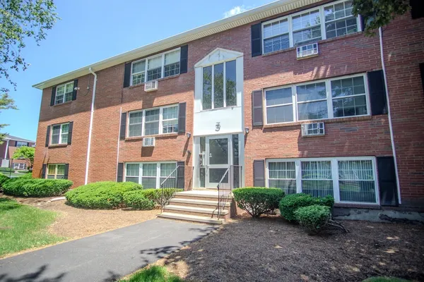 $2,200 | 3 Tara Drive, Unit 4, Weymouth, MA 02188