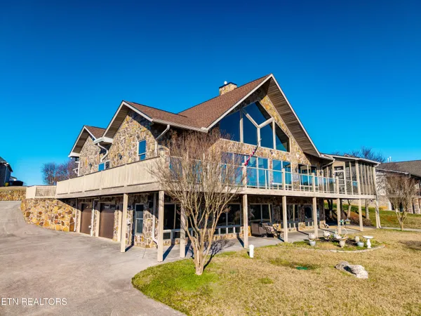 $985,000 | 124 Indian Shadows Drive, Maryville, TN 37801