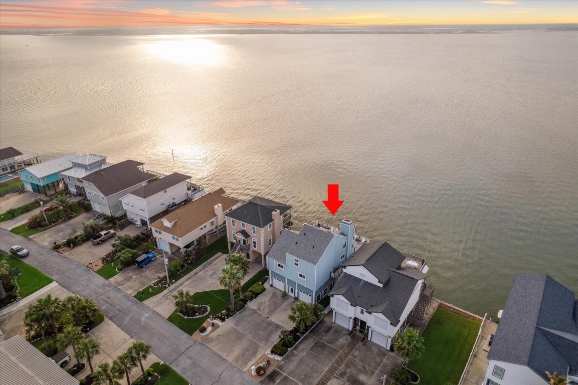251 Isles End Road Tiki Island, TX 77554 - Photo 4 of 23