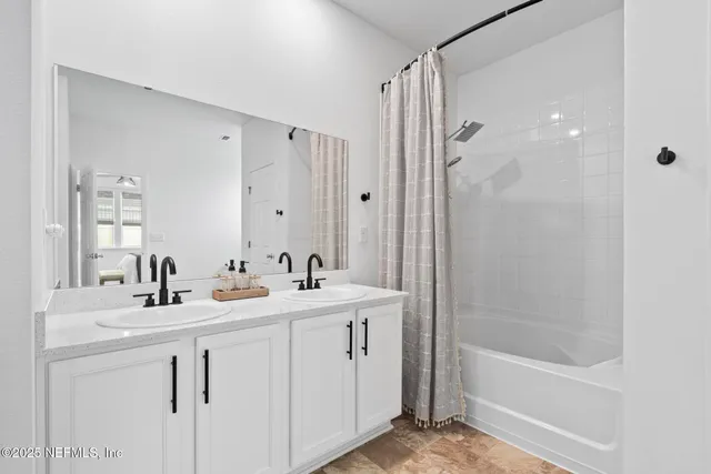 a view of livingroom with furniture